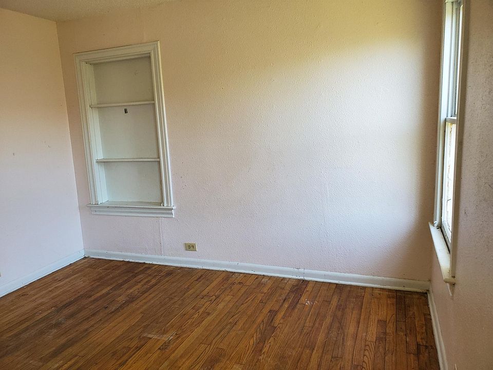2nd image of 2841 E Houston St