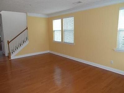 3rd image of 375 Roseglen Dr