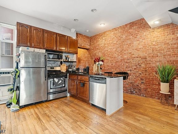 5th image of 72 Columbia St