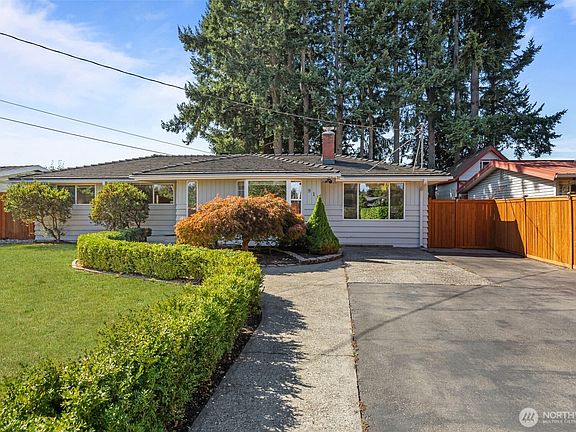 2nd image of 915 Monroe Avenue NE