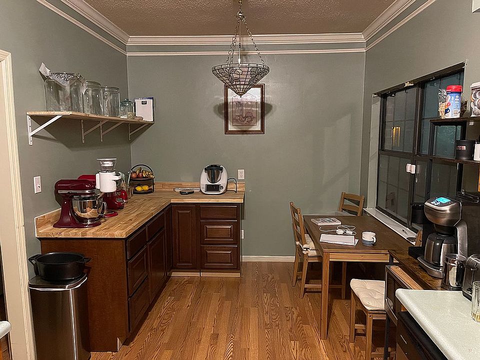 2nd image of 4402 Meadow St