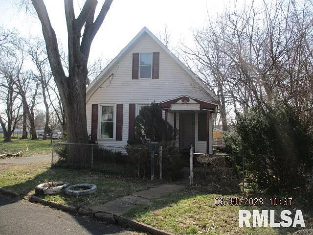 510 SW Center St photo 1