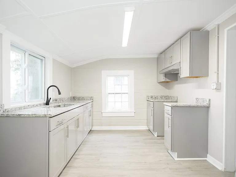 205 W Cherry St — Photo 33