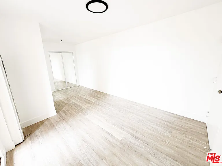 2637 S Manhattan Pl #8 — Photo 2