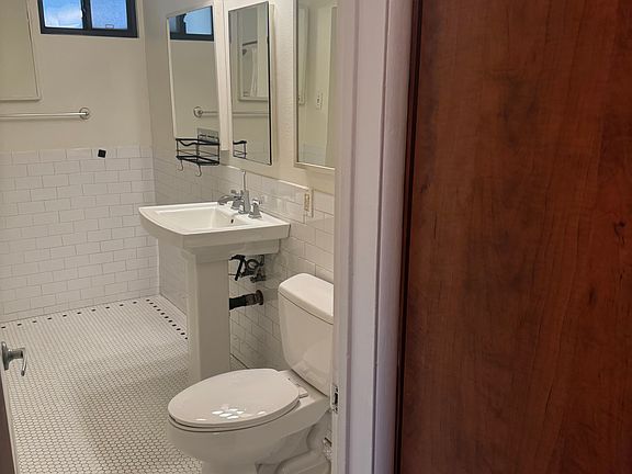 2nd image of 7154 Lexington Ave #7154