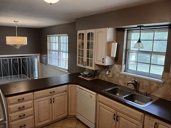 5th image of 643 Belmont Dr