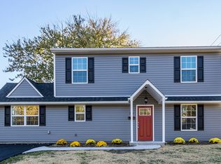 233 Red Cedar Dr, Levittown, PA 19055