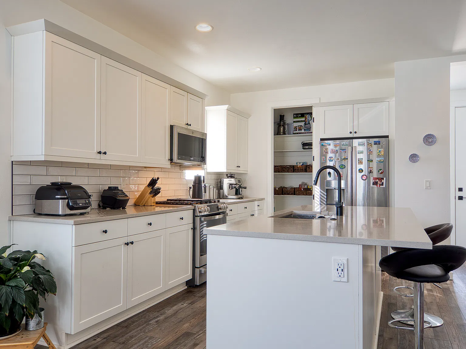 3 bed, 2.5 bath, 1685 sqft, $3,491 — Photo 4