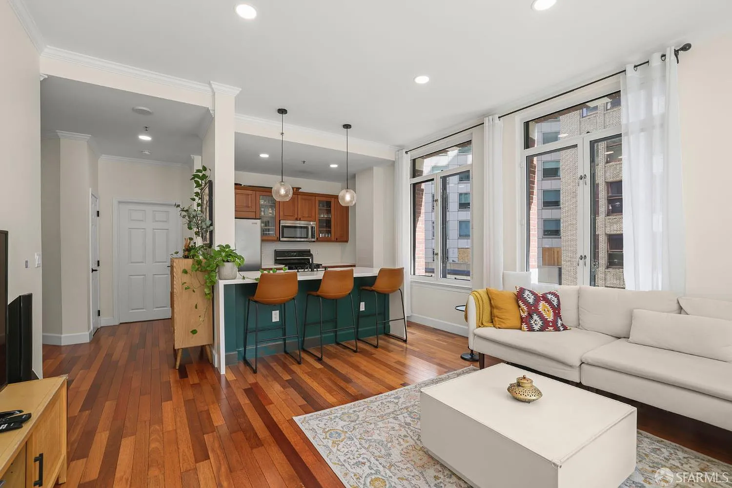 2 bed, 2.0 bath, 985 sqft, $7,950 — Photo 2