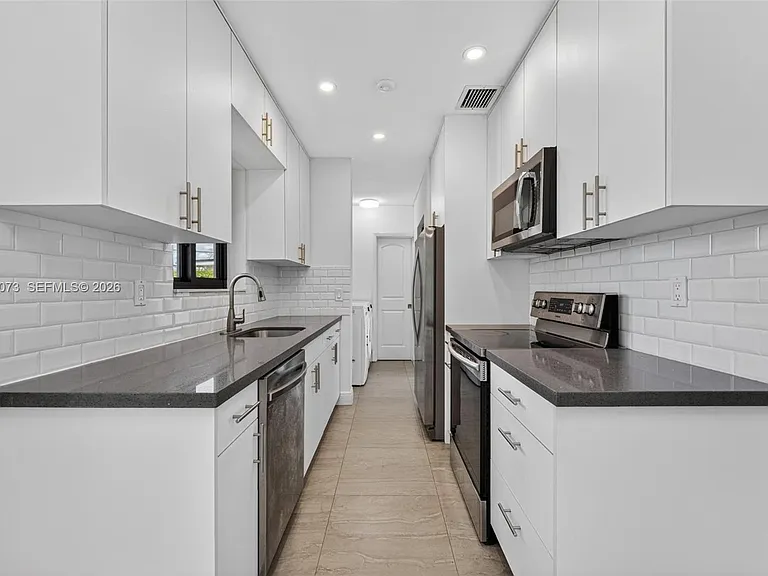 680 W 50th Pl — Photo 3