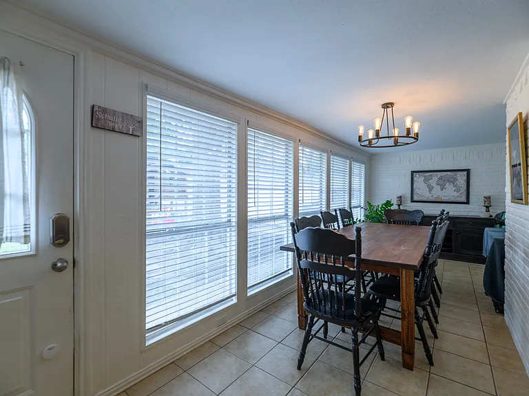 109 N Lois Ln — Photo 11