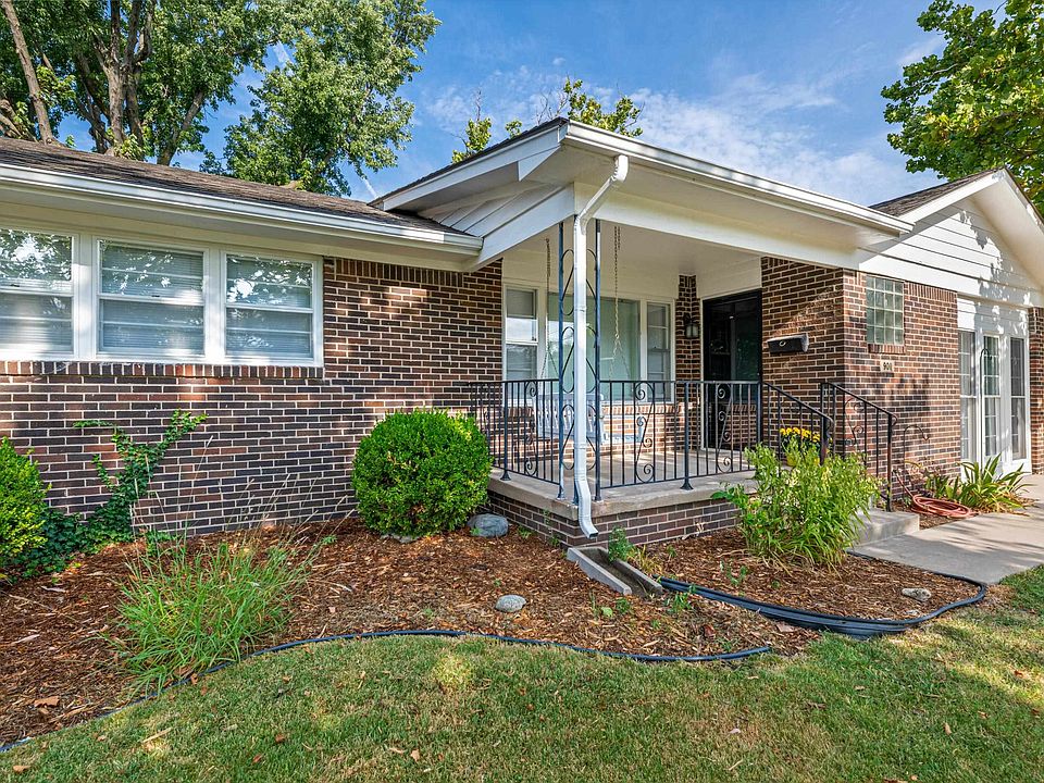 1st image of 901 S Drury Ln