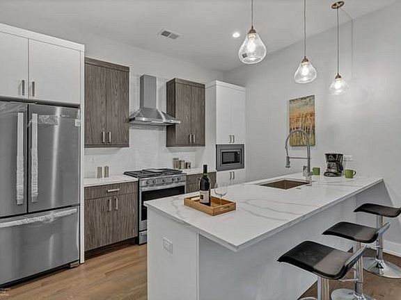 3rd image of 2217 W Madison St #202