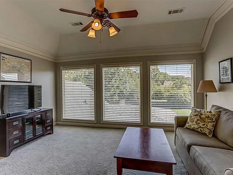 2520 Fox Hill Dr — Photo 19