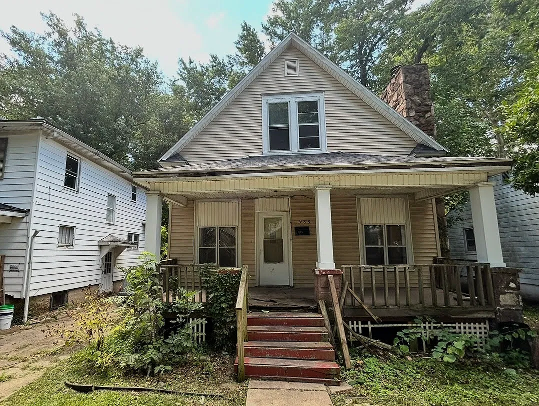 3 bed, 890 sqft, $918 — Photo 1