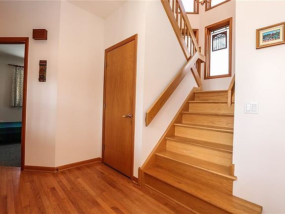 5th image of 20 Gravel Hill Ln