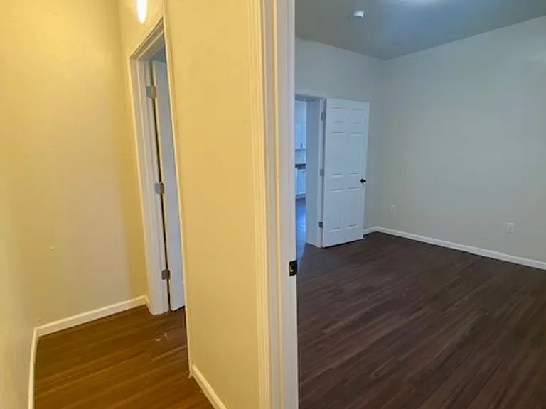 1172 E Walnut St — Photo 17