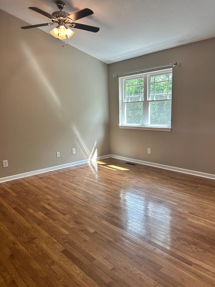 Building Photo - 527 Redstone Dr #15
