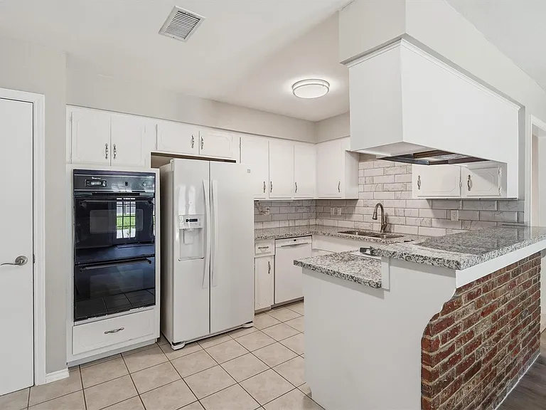 2119 Williamsburg Ct S — Photo 7