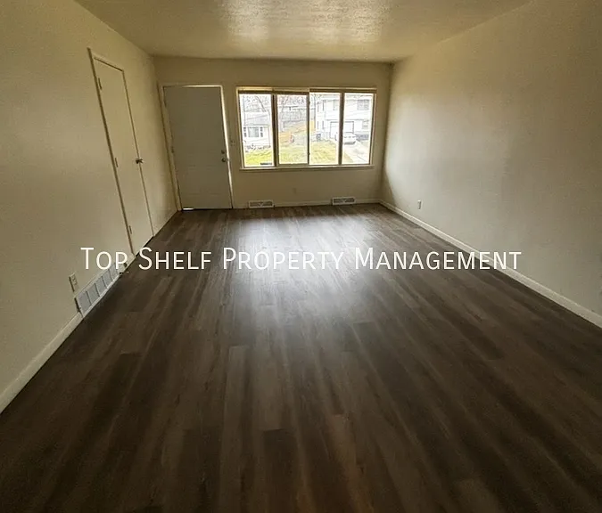 2425 Welbeck Rd — Photo 2