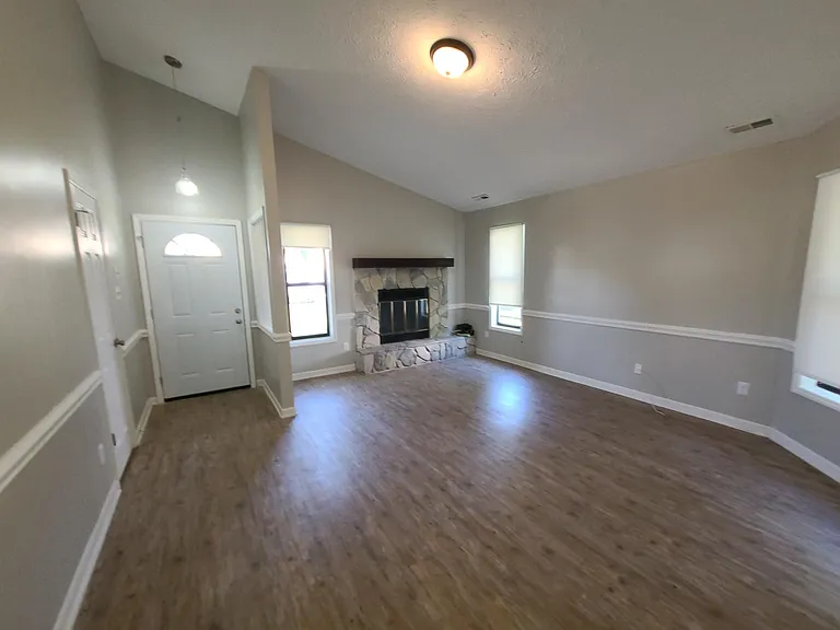 533 Hollyberry Ln — Photo 6