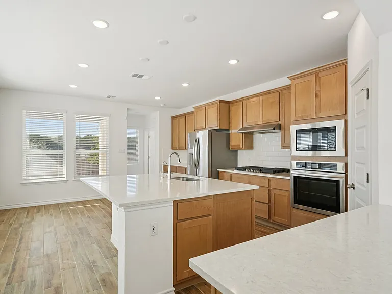 10833 Coppola — Photo 15