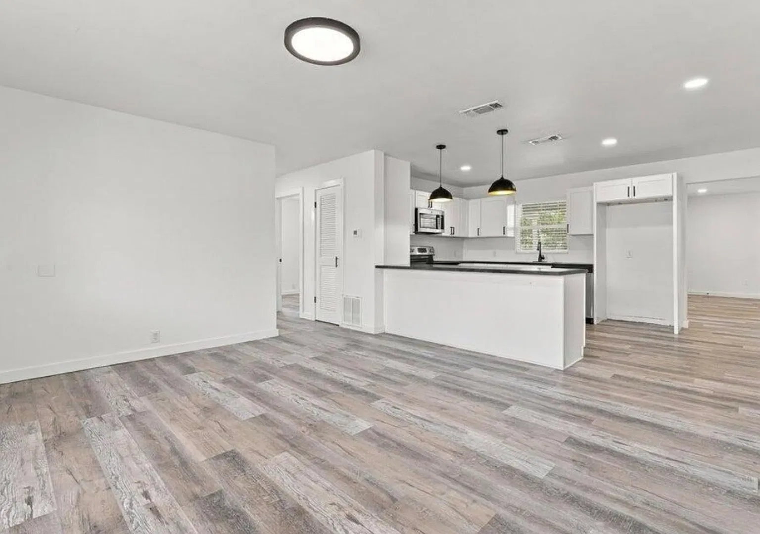 Newly renovated 3 bed 2 bath 1 car garage near University and the South Loop 289 — Photo 3