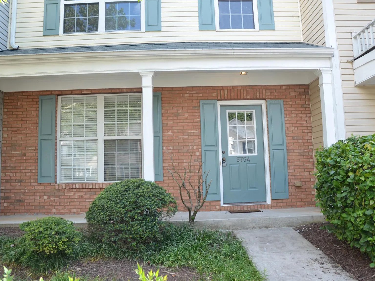 3 bed, 2.5 bath, 1450 sqft, $2,050 — Photo 3