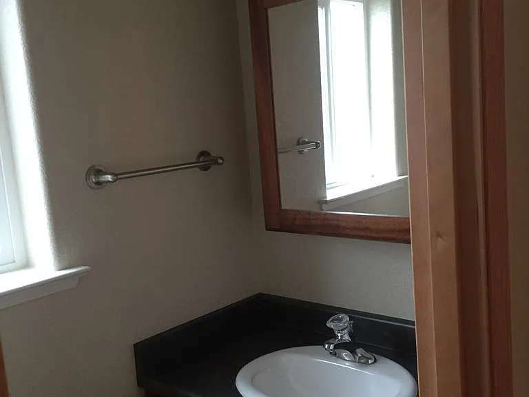 1864 Maplewood Dr — Photo 4