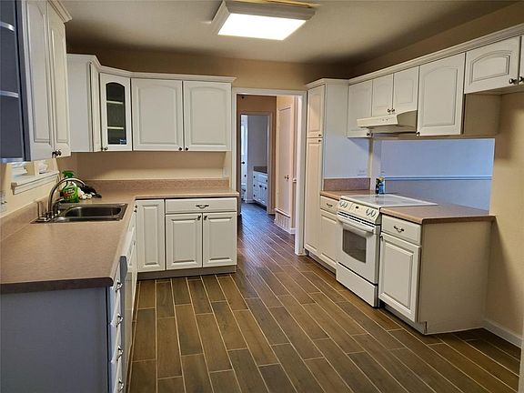 3rd image of 5901 Crestwood Cir W