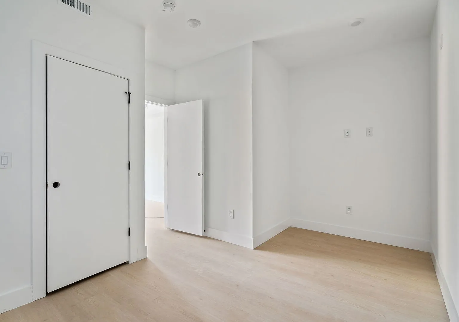 2400 W Montgomery Ave — Photo 4