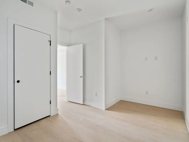 2400 W Montgomery Ave — Photo 4