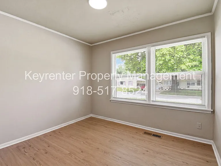 1514 E 49th St — Photo 11
