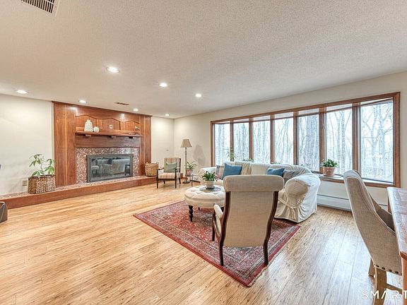 3rd image of 419 Tall Timbers Road