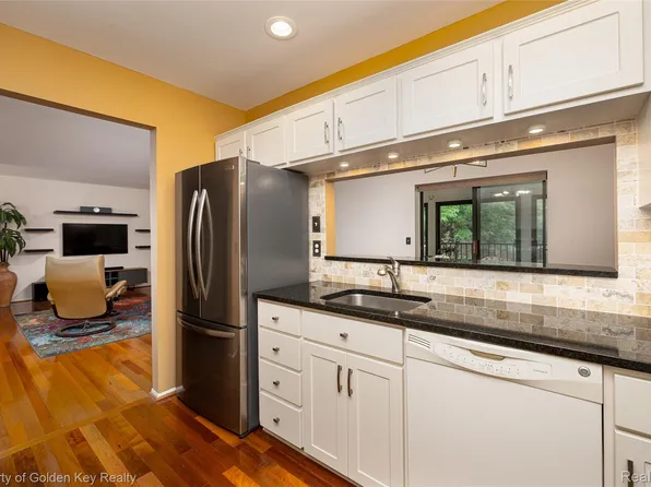 17955 University Park Dr, Livonia, MI 48152