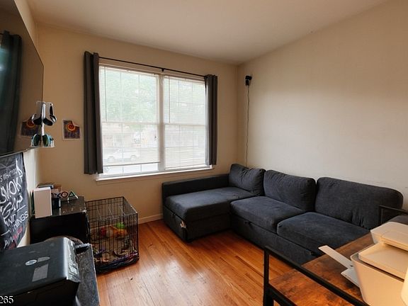 3rd image of 431 E 7Th St