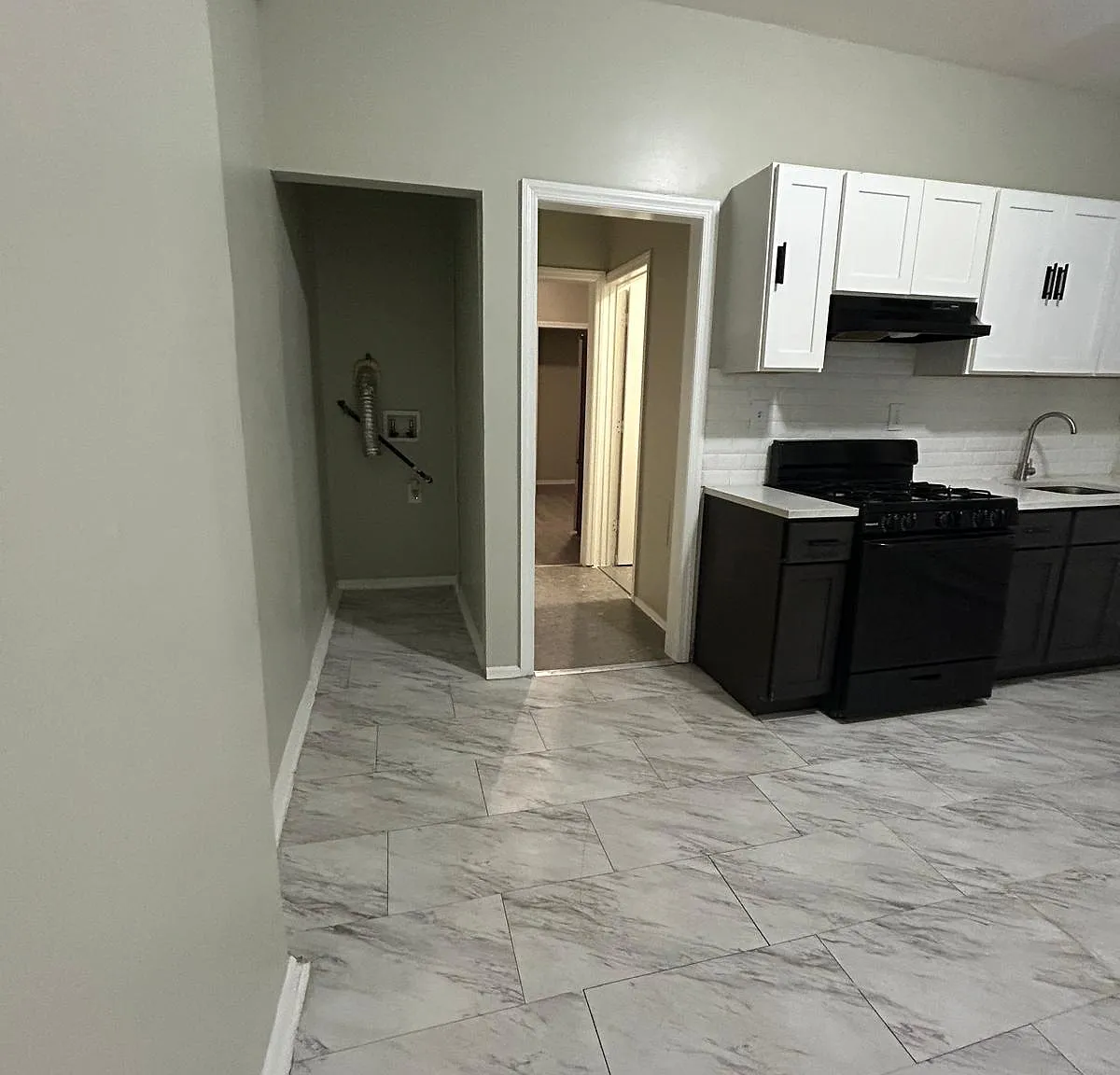 2 bed, 700 sqft, $1,800 — Photo 1