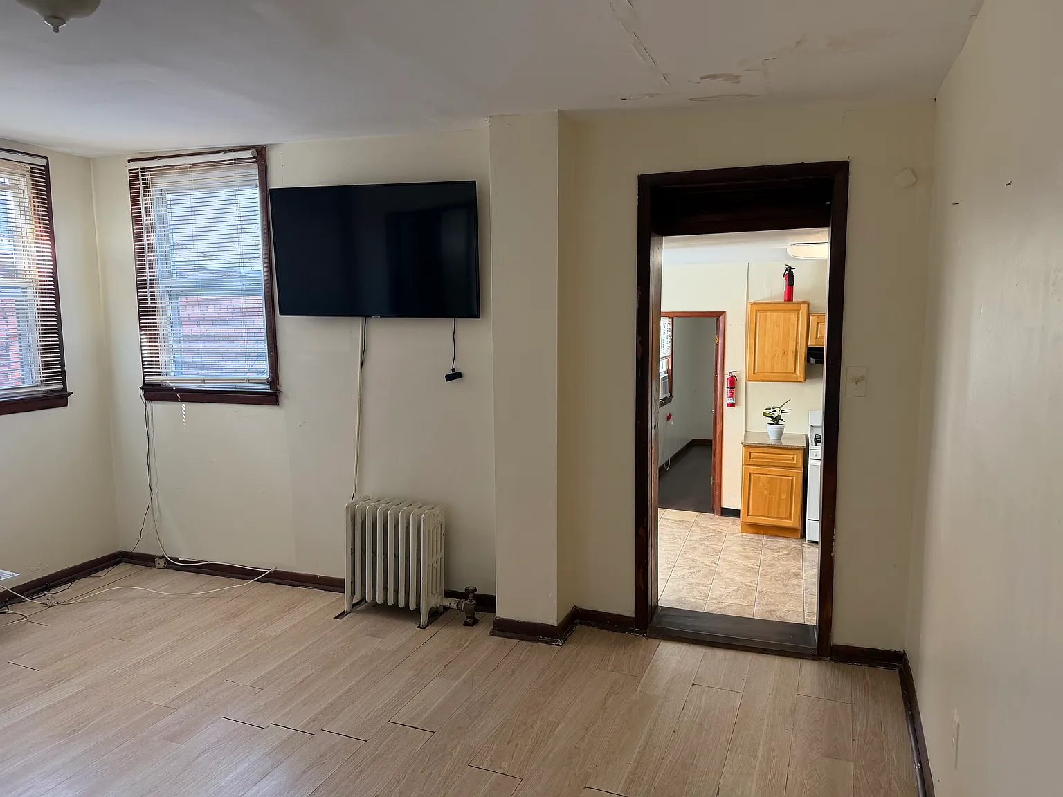3 bed, 1200 sqft, $2,400 — Photo 4