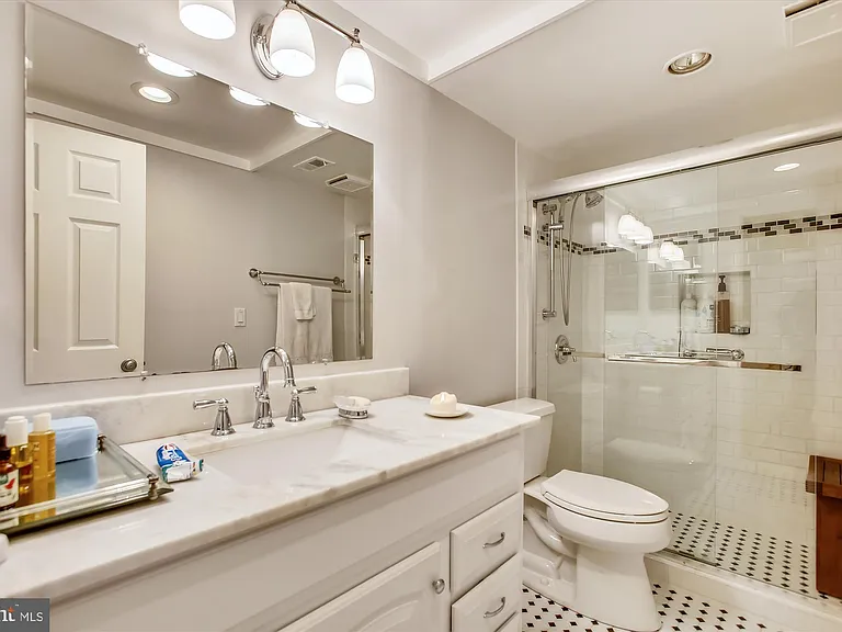 8360 Greensboro Dr #712 — Photo 15