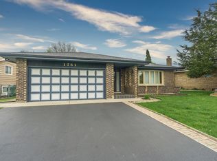 1751 W Goldengate Dr, Addison, IL 60101