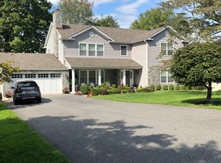 15 Sky Top Dr, Pleasantville, NY 10570