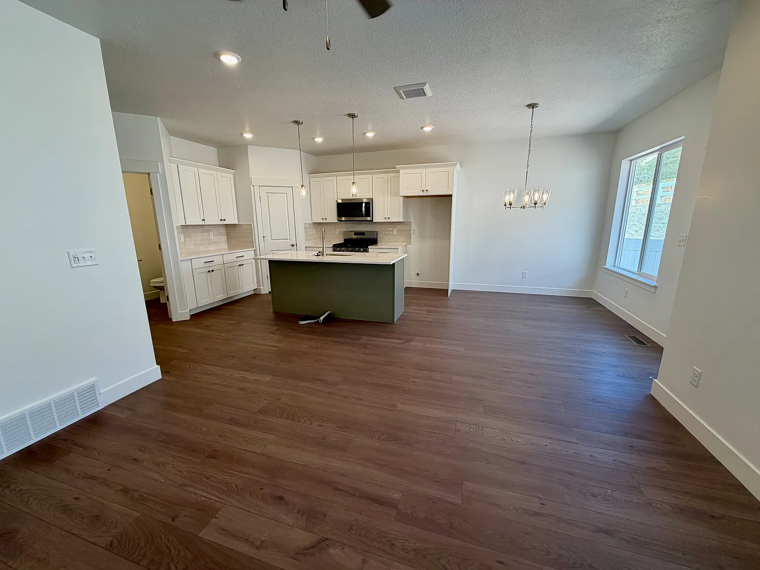 4 bed, 2412 sqft, $2,175 — Photo 3