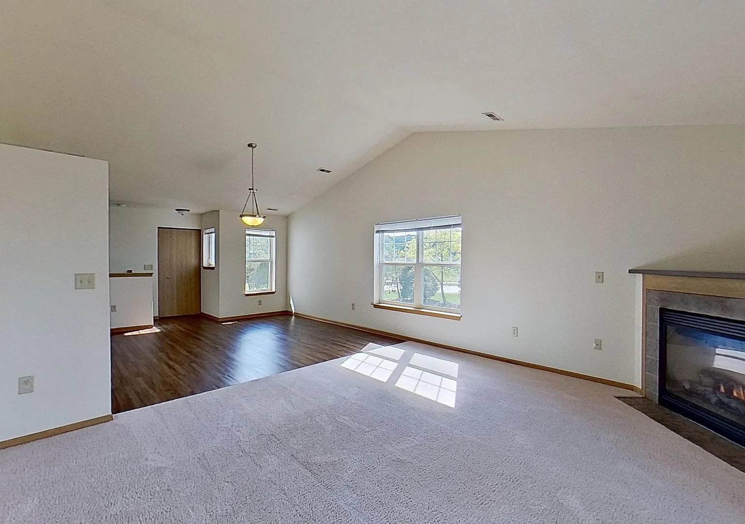 Condo Style Upper 2 Bedroom 2 Bathroom Apartment — Photo 4