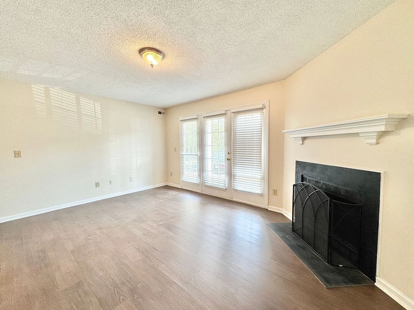 2 Bedroom off W Friendly Ave! — Photo 2