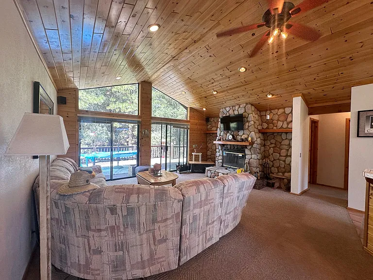 15208 Chestnut Dr — Photo 2