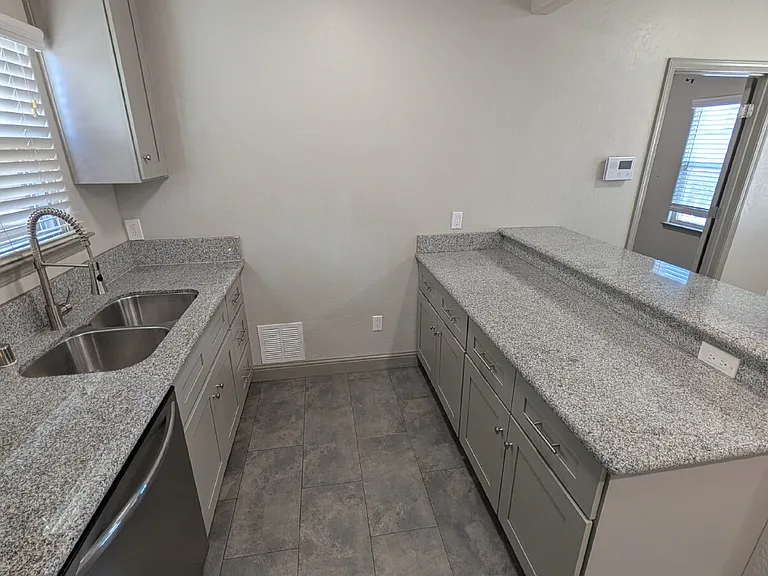 935 E Divisadero St — Photo 6