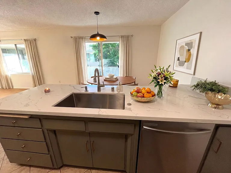 445 E Magnolia Blvd — Photo 1