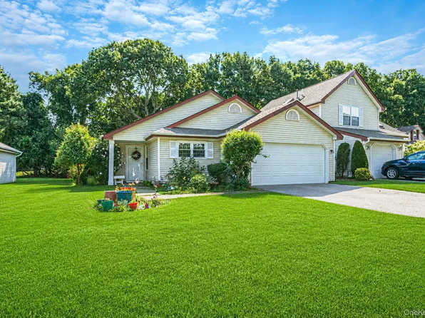 4 Balmoral Court, Middle Island, NY 11953