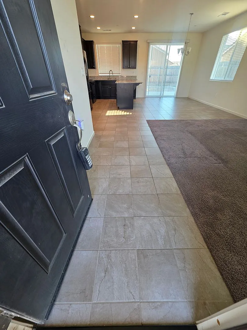 Newer 3 Bedroom 2 Bathroom in Tulare! $300 off First Month's Rent — Photo 3