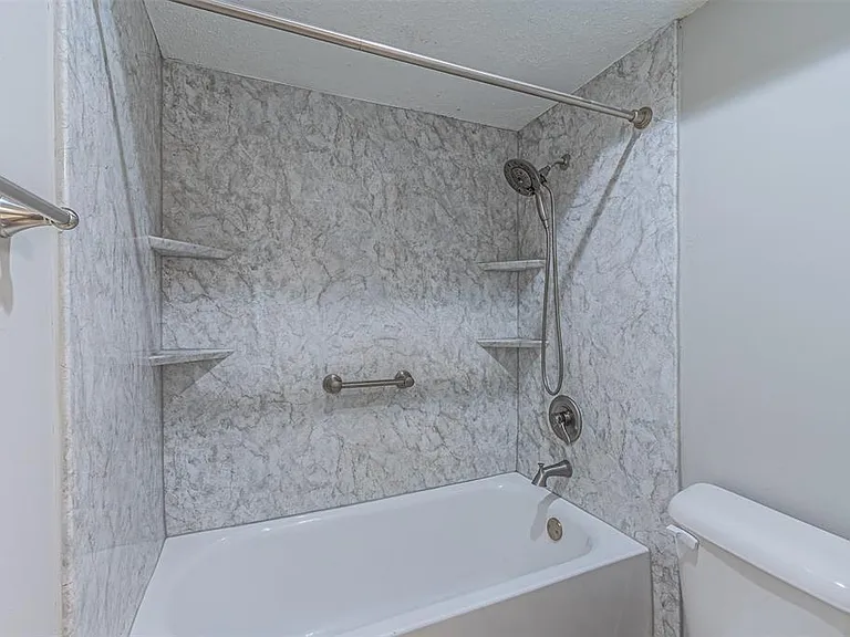 2801 Cambridgeshire Dr — Photo 29